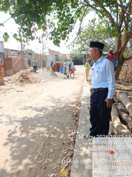 Lurah Wonokromo melakukan monitoring Pembangunan progres pembangunan tahap awal TK N 1 Pleret